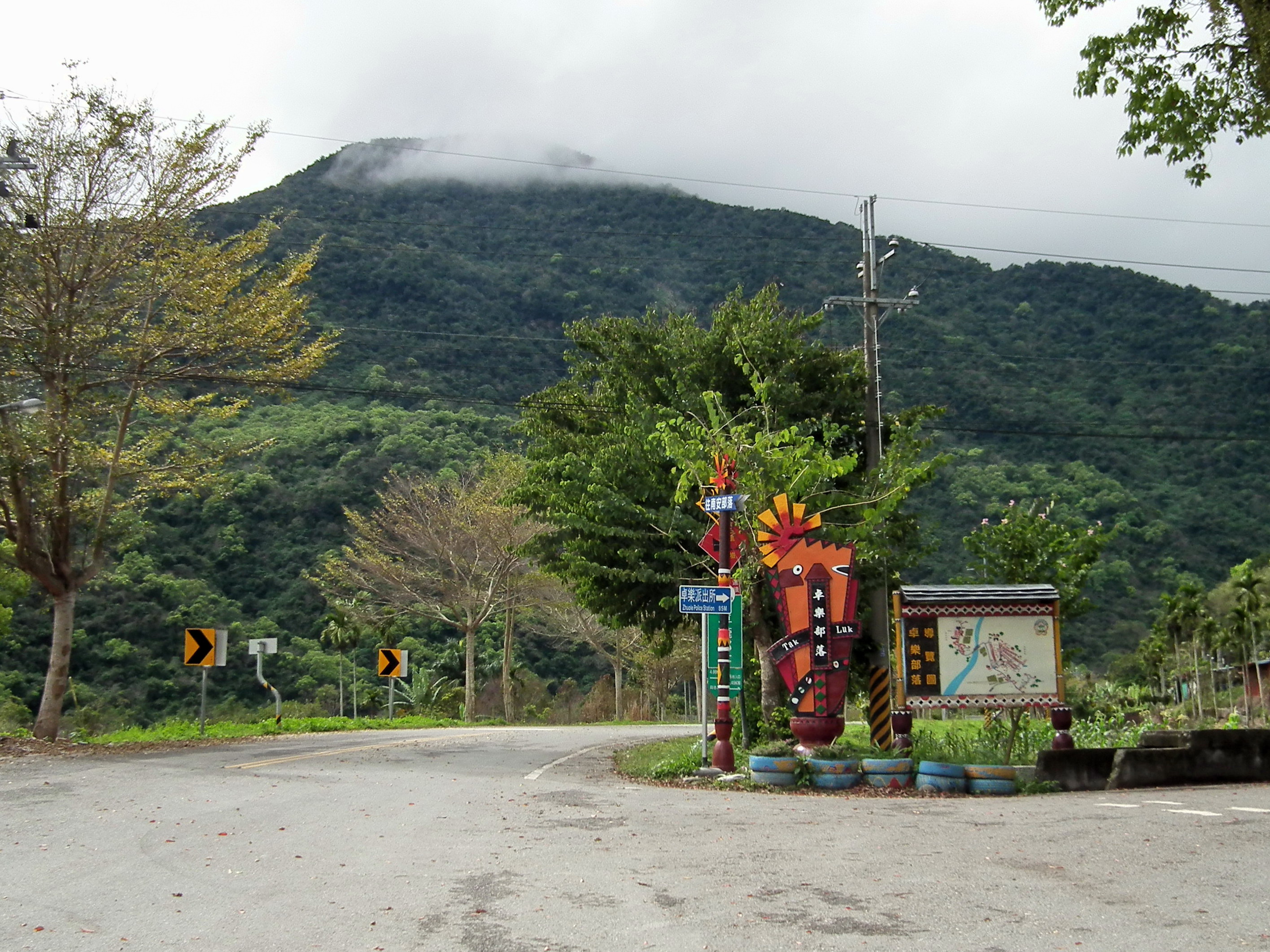 2012 年卓樂部落入口與彎道山景,歷史影像