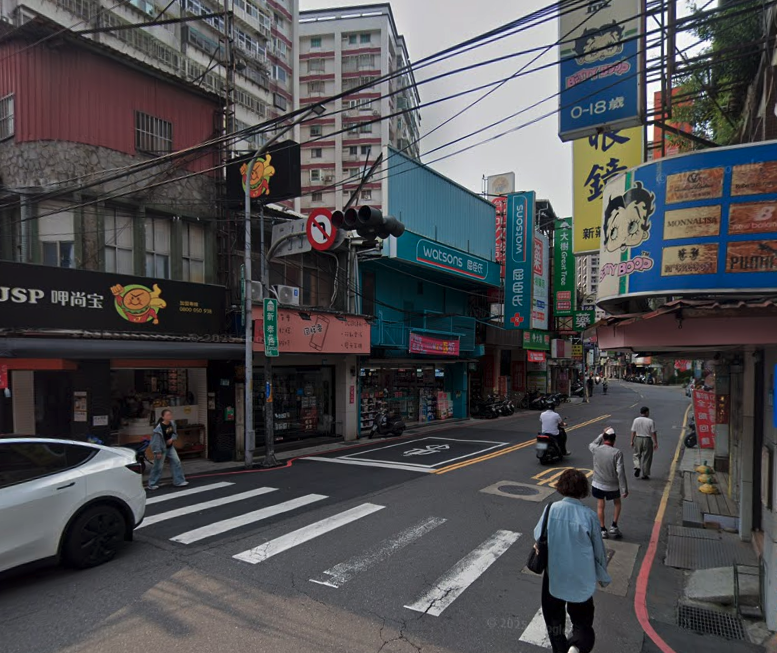 新莊舊市區的典型老公寓街景，巷弄充滿濃厚的在地生活感