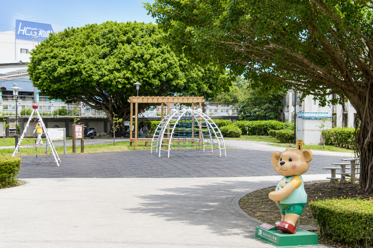 永昌公園 3D 熔岩彩繪溜滑梯與假日親子人潮