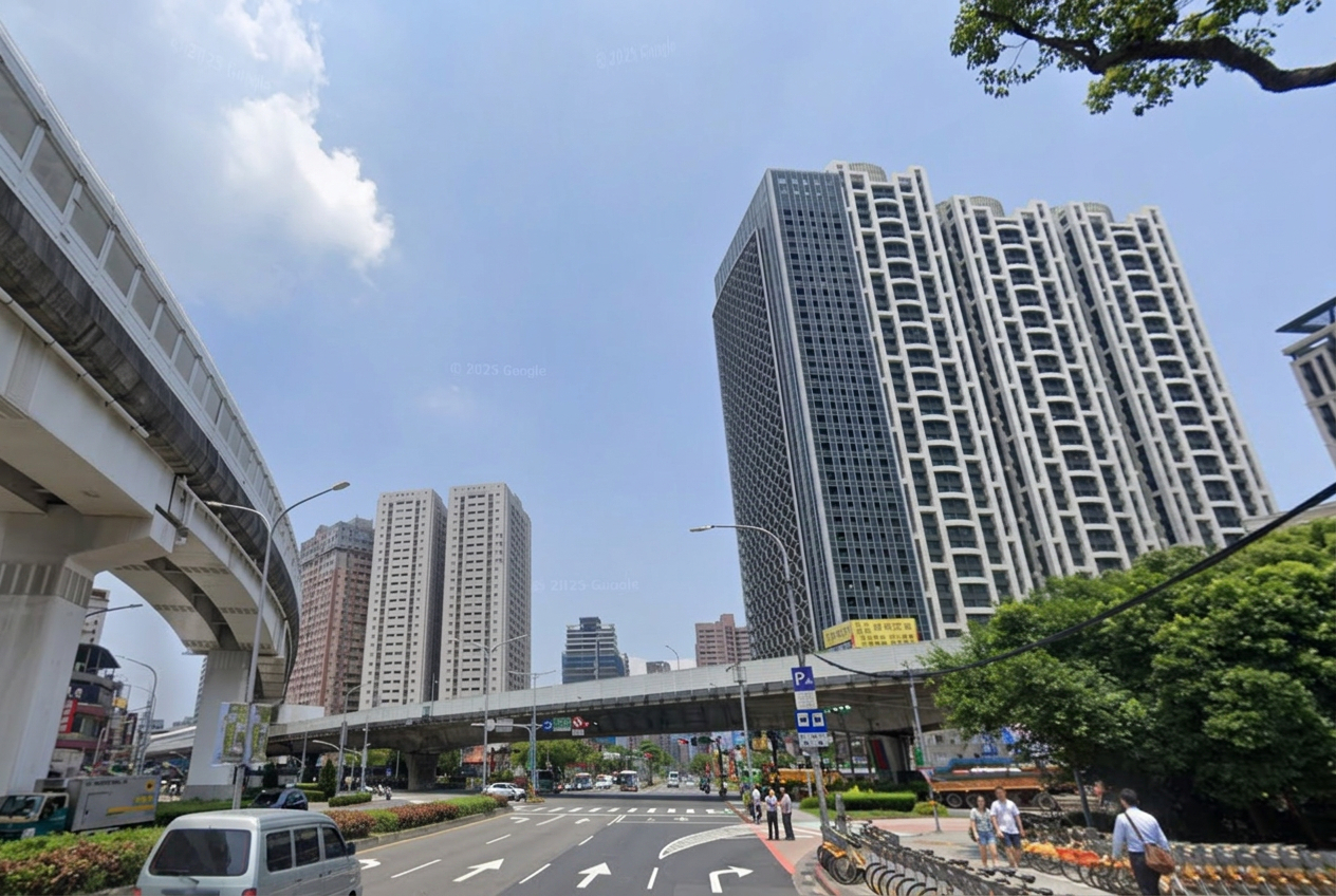 台64線高架橋從下方仰拍的視角,展示橋體規模與民生路首排住宅關係