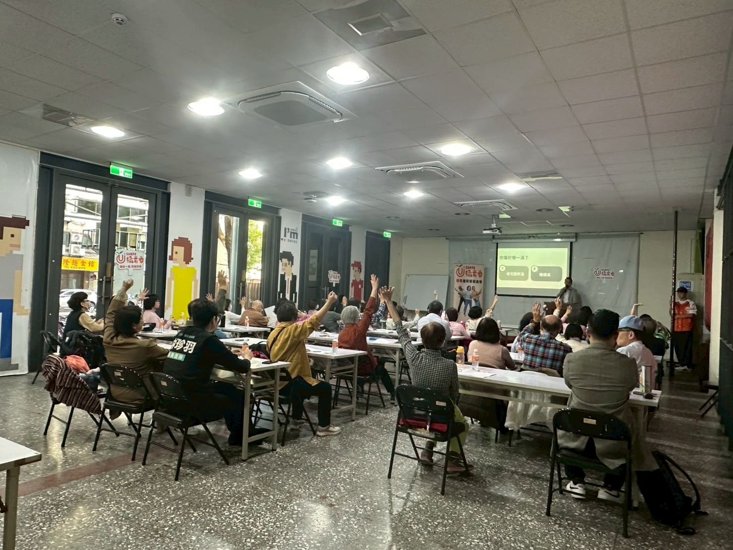 樂齡居住分享會現場,學員舉手參與討論老後居住選擇與生活規劃