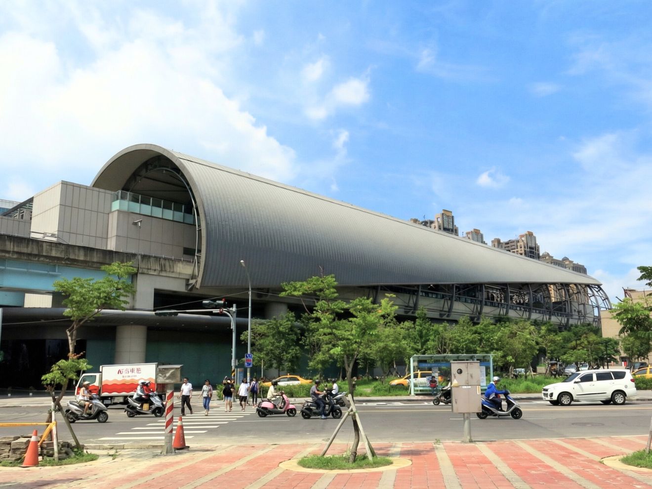 新北產業園區站 (A3): 貴為「雙鐵交匯」與「預辦登機」的戰略樞紐,直達機場與北市僅需 10 餘分鐘,是高端商務客與跨國企業主配置資產的關鍵定錨點。
