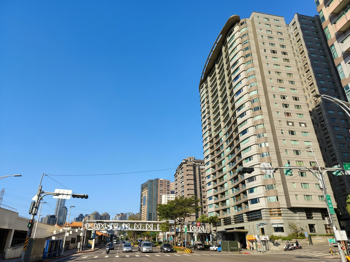沿著淡水河畔與中正東路矗立的知名水岸景觀宅外觀
