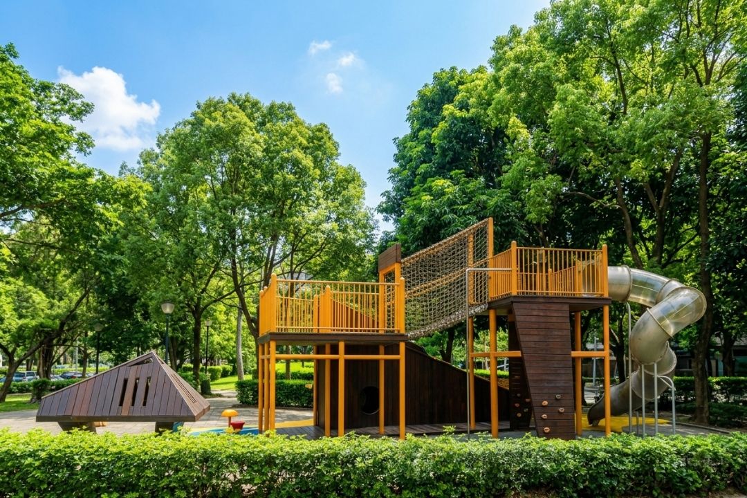 三峽區國際一街與國際二街口的北大特區社區公園，24小時開放有遊樂場及無障礙入口適合幼童親子。
