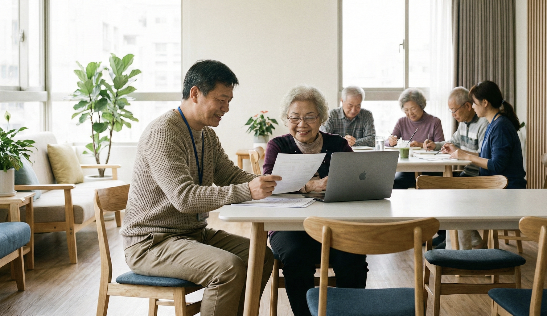 樂齡住宅生活管家協助長者日常事務,旁邊有小型活動進行中