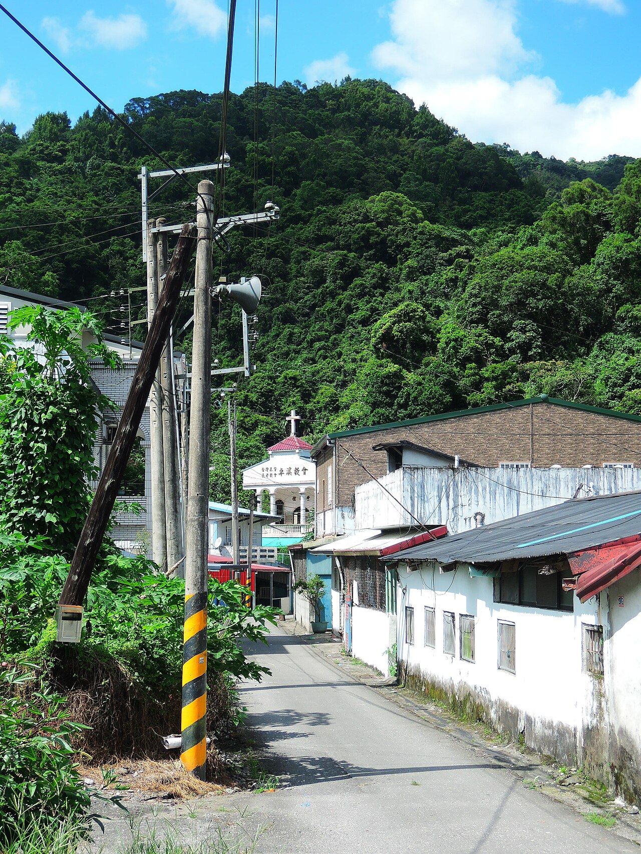 2019 年卓溪部落巷道與卓溪教會,屋舍後方為山林