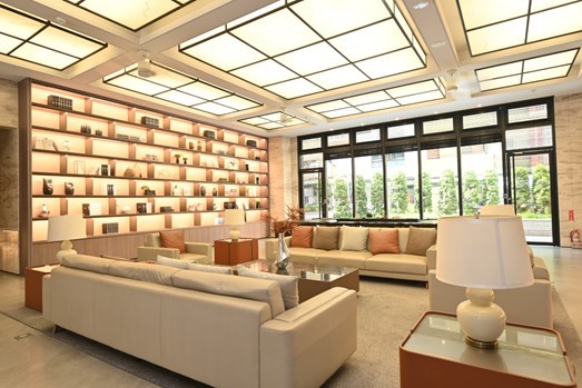 社區交誼空間可增加會客彈性,但公設使用頻率與管理費負擔仍應一起評估。