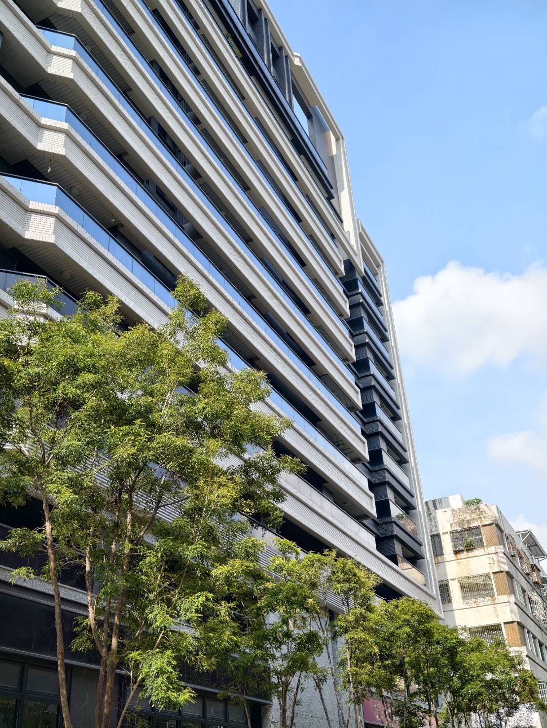 聯上居謙建築外觀,供買方觀察陽台、低樓層遮蔭、棟距與臨路環境