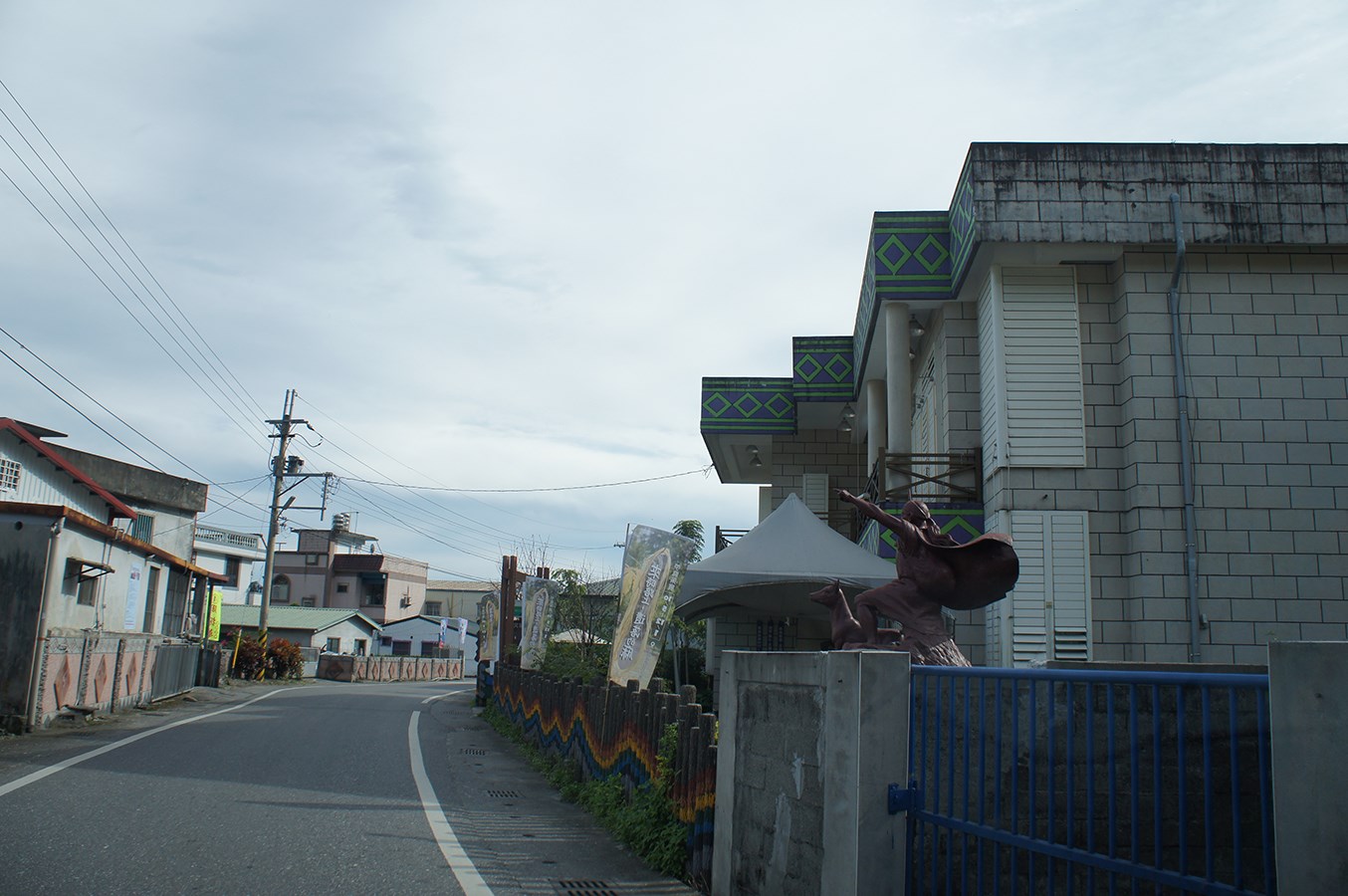 文化記憶庫收藏的摩里莎卡部落街景,可見彎曲村道、民宅與帶有幾何裝飾的公共建築
