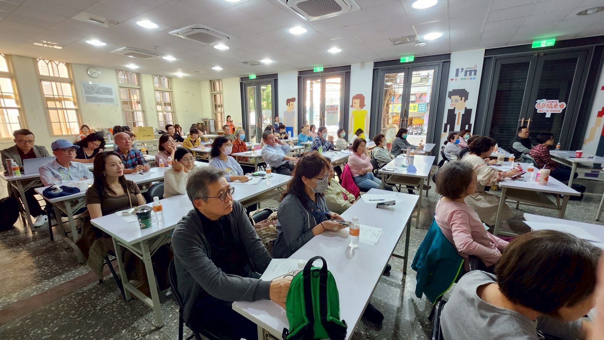 樂齡宅分享講座中,學員專注聆聽老後生活與居住環境相關內容