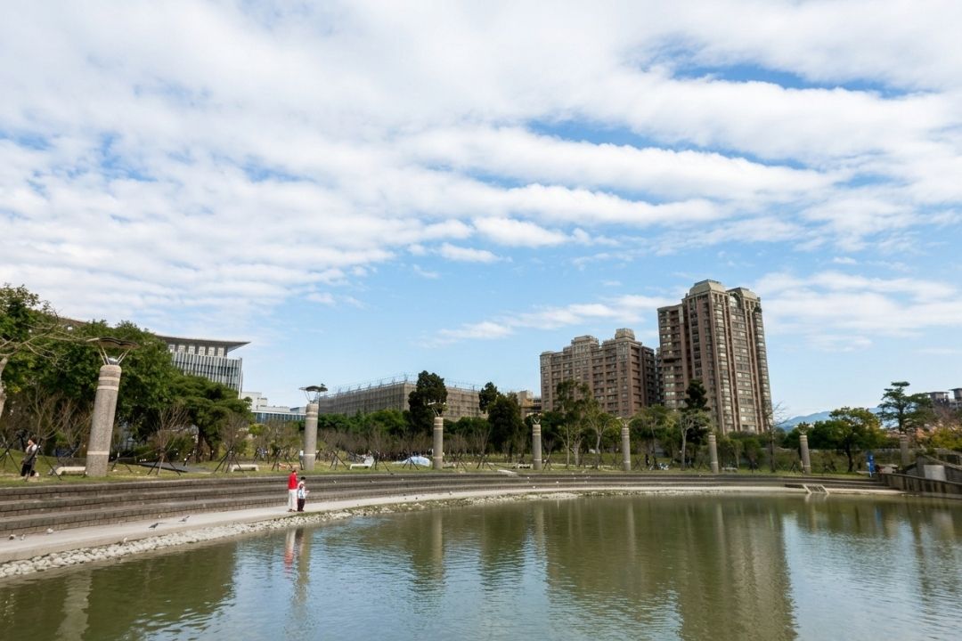 台北大學三峽校區內心形人工湖泊校園景點，環湖步道賞櫻夕陽適合情侶散步拍照。