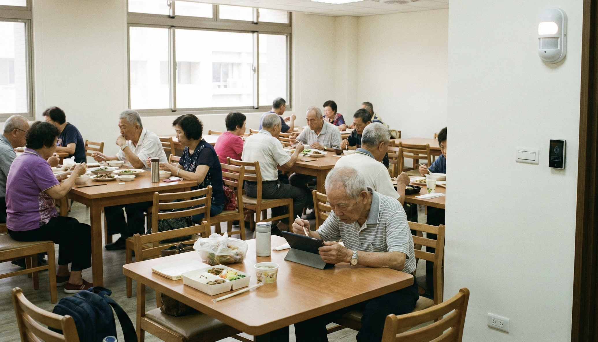 樂齡住宅用餐空間中,長者使用不同餐食選擇,環境中融入基本科技設備